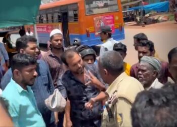 ಕಬಕ : ವಾಹನ ತಪಾಸಣೆ ವಿಚಾರವಾಗಿ ಪೊಲೀಸ್ ಸಿಬ್ಬಂದಿ- ಸಾರ್ವಜನಿಕರ ಮಧ್ಯೆ ಮಾತಿನ ಚಕಮಕಿ!