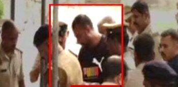 ಬಳ್ಳಾರಿ ಜೈಲಿಗೆ ಶಿಫ್ಟ್ : ಕೈಯಲ್ಲಿ ಬೆಡ್‌ ಶೀಟ್‌ ಹಿಡ್ಕೊಂಡು ಬಂದ ದರ್ಶನ್‌!