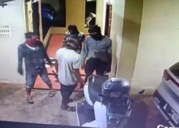 ಫ್ಲಾಟ್‌ ಗೆ ನುಗ್ಗಲು ಯತ್ನಿಸಿದ ನಾಲ್ವರು ಮುಸುಕುಧಾರಿಗಳು : ಸಿಸಿಟಿವಿಯಲ್ಲಿ ದೃಶ್ಯ ಸೆರೆ!