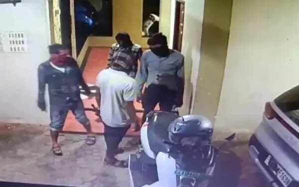 ಫ್ಲಾಟ್ ಗೆ ನುಗ್ಗಲು ಯತ್ನಿಸಿದ ನಾಲ್ವರು ಮುಸುಕುಧಾರಿಗಳು : ಸಿಸಿಟಿವಿಯಲ್ಲಿ ದೃಶ್ಯ ಸೆರೆ!