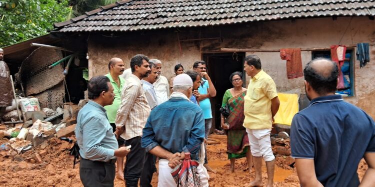 ಪುತ್ತೂರು : ಬೆಳ್ಳಿಪ್ಪಾಡಿ ಧರೆ ಕುಸಿದ ಸ್ಥಳಕ್ಕೆ ಮಾಜಿ ಶಾಸಕ ಸಂಜೀವ ಮಠಂದೂರು ಭೇಟಿ