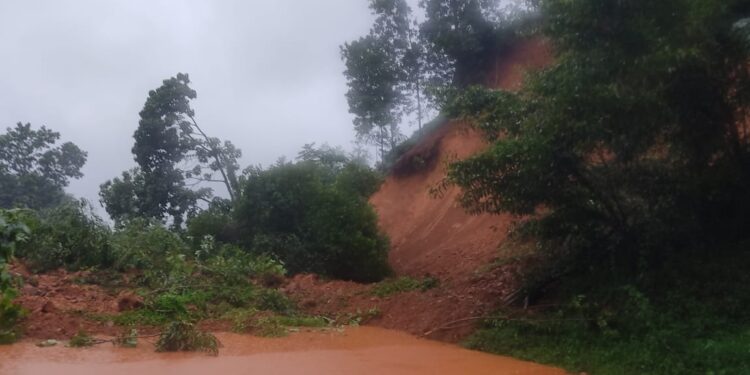 ಪುತ್ತೂರು: ಬೈಪಾಸ್ ತೆಂಕಿಲದಲ್ಲಿ ರಾಷ್ಟ್ರೀಯ ಹೆದ್ದಾರಿಗೆ ಗುಡ್ಡ ಕುಸಿತ : ಸಂಪೂರ್ಣ ಬಂದ್