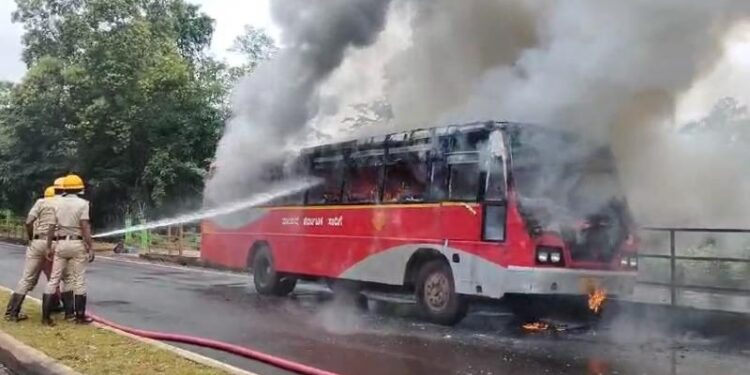 ಚಲಿಸುತ್ತಿದ್ದ ಬಸ್‌ನಲ್ಲಿ ಹಠಾತ್ ಕಾಣಿಸಿಕೊಂಡ ಬೆಂಕಿ : ತಪ್ಪಿದ ಅನಾಹುತ