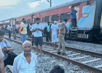 ಹಳಿ ತಪ್ಪಿದ ಸಬರಮತಿ ಎಕ್ಸ್‌ಪ್ರೆಸ್ ರೈಲು : ತಪ್ಪಿದ ಭಾರೀ ಅನಾಹುತ