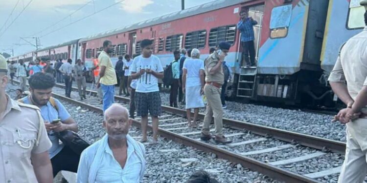 ಹಳಿ ತಪ್ಪಿದ ಸಬರಮತಿ ಎಕ್ಸ್ಪ್ರೆಸ್ ರೈಲು : ತಪ್ಪಿದ ಭಾರೀ ಅನಾಹುತ