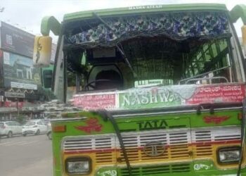 ಮಂಗಳೂರು : ಹಿಂಸೆಗೆ ತಿರುಗಿದ ಕಾಂಗ್ರೆಸ್‌ ಪ್ರತಿಭಟನೆ : ಬಸ್ ಗೆ ಕಲ್ಲು ತೂರಾಟ!