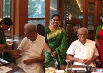 ಧರ್ಮಸ್ಥಳ ಧರ್ಮಾಧಿಕಾರಿ ಡಾ. ವೀರೇಂದ್ರ ಹೆಗ್ಗಡೆಯವರಿಗೆ ರಾಖಿ ಕಟ್ಟಿದ ನಟಿ ಶ್ರುತಿ!