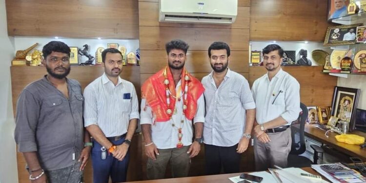 ಸೀನಿಯರ್ ವೈಟ್ ಲಿಫ್ಟಿಂಗ್ ನಲ್ಲಿ ಚಿನ್ನದ ಪದಕ ಪಡೆದ ರಜತ್ ರೈಗೆ ಸಹಜ್ ರೈ ಕಚೇರಿಯಲ್ಲಿ ಅಭಿನಂದನೆ