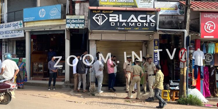 ಪುತ್ತೂರು : ಕೋರ್ಟ್ ರಸ್ತೆಯಲ್ಲಿರುವ ಅಂಗಡಿಗೆ ಬೆಂಕಿ ಹಾಕಲು ಯತ್ನ : ಠಾಣೆಗೆ ದೂರು