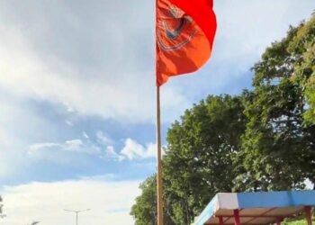 ಪುತ್ತೂರು : ಸಂತ ಫಿಲೋಮಿನಾ ಕಾಲೇಜಿನ ವಿದ್ಯಾರ್ಥಿಗಳಿಂದ ಬೃಹತ್ ಕೇಸರಿ ಧ್ವಜ ಅಳವಡಿಕೆ