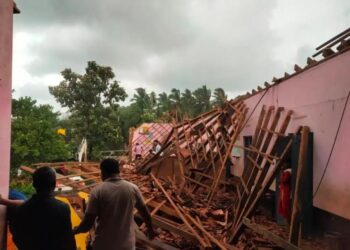 ಕಡಬ : ಸರಕಾರಿ ಶಾಲೆಯ ಗೋಡೆ, ಮೇಲ್ಛಾವಣಿ ಕುಸಿತ ; ವಿದ್ಯಾರ್ಥಿಗಳಿಗೆ ಗಾಯ!