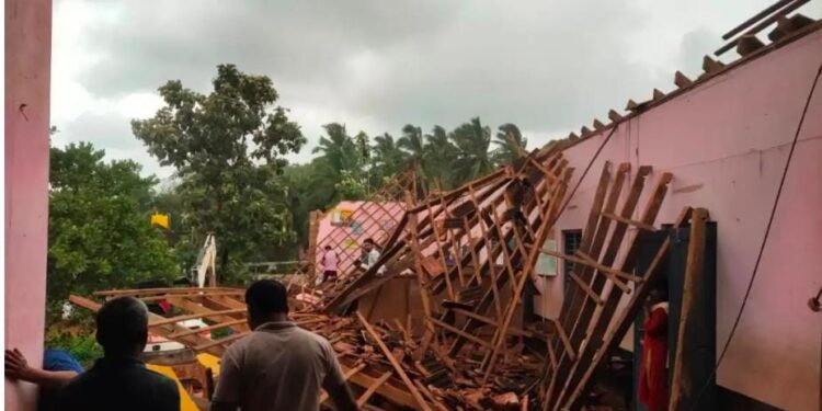 ಕಡಬ : ಸರಕಾರಿ ಶಾಲೆಯ ಗೋಡೆ, ಮೇಲ್ಛಾವಣಿ ಕುಸಿತ ; ವಿದ್ಯಾರ್ಥಿಗಳಿಗೆ ಗಾಯ!