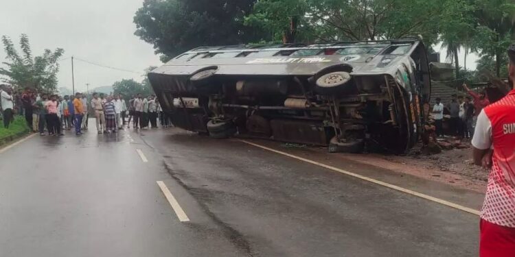 ಫರಂಗಿಪೇಟೆ : ಖಾಸಗಿ ಬಸ್ ಪಲ್ಟಿ ; ಹಲವರಿಗೆ ಗಾಯ!