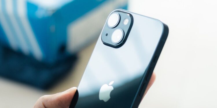 ಪ್ರೇಯಸಿಗೆ ಹುಟ್ಟುಹಬ್ಬಕ್ಕೆ ಐಫೋನ್ ನೀಡಲು ತಾಯಿಯ ಚಿನ್ನದ ಸರ ಕಳವು : ಅಪ್ರಾಪ್ತ ಬಾಲಕ ಪೊಲೀಸ್ ವಶಕ್ಕೆ!