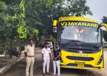 ಮೈಸೂರು-ಬೆಂಗಳೂರು ಹೆದ್ದಾರಿಯಲ್ಲಿ ಹುಚ್ಚಾಟ :  ಖಾಸಗಿ ಬಸ್​ ಚಾಲಕರ ಬಂಧನ!