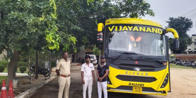 ಮೈಸೂರು-ಬೆಂಗಳೂರು ಹೆದ್ದಾರಿಯಲ್ಲಿ ಹುಚ್ಚಾಟ :  ಖಾಸಗಿ ಬಸ್​ ಚಾಲಕರ ಬಂಧನ!