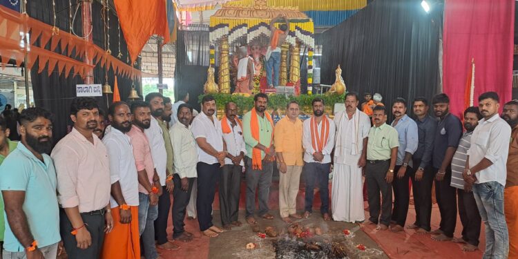 ಪುತ್ತೂರು : ಶ್ರೀ ಮಹಾಲಿಂಗೇಶ್ವರ ದೇವಸ್ಥಾನದ ವಠಾರದ ಗಣೇಶೋತ್ಸವ ಕಾರ್ಯಕ್ರಮಕ್ಕೆ ವಿ.ಹಿಂ.ಪ ಪ್ರಮುಖರ ಭೇಟಿ