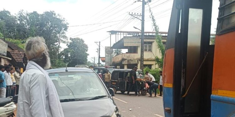 ವಿಟ್ಲ – ಆಟೋ ರಿಕ್ಷಾ-ಕಾರಿನ ನಡುವೆ ಡಿಕ್ಕಿ : ಕೆಲ ಕಾಲ ಟ್ರಾಫಿಕ್ ಜಾಮ್!