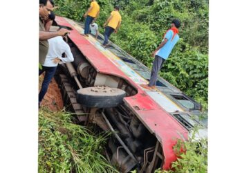 ಬಂಟ್ವಾಳ : ಬಸ್ ಪಲ್ಟಿ ; ಸಣ್ಣಪುಟ್ಟ ಗಾಯಗಳೊಂದಿಗೆ ಪ್ರಯಾಣಿಕರು ಪಾರು..!