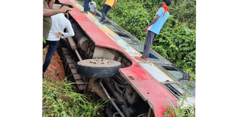 ಬಂಟ್ವಾಳ : ಬಸ್ ಪಲ್ಟಿ ; ಸಣ್ಣಪುಟ್ಟ ಗಾಯಗಳೊಂದಿಗೆ ಪ್ರಯಾಣಿಕರು ಪಾರು..!