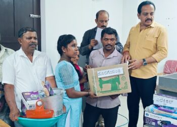 ಗ್ರಾಮೀಣ ಕೈಗಾರಿಕಾ ಇಲಾಖೆಯಿಂದ ಫಲಾನುಭವಿಗಳಿಗೆ ವಿವಿಧ ಸಲಕರಣೆಗಳ ವಿತರಣೆ : ಸರಕಾರಿ ಸೌಲಭ್ಯಗಳ ಬಗ್ಗೆ ಕಡ್ಡಾಯವಾಗಿ ಸಾರ್ವಜನಿಕರಿಗೆ ಮಾಹಿತಿ ನೀಡಬೇಕು – ಅಧಿಕಾರಿಗಳಿಗೆ ಶಾಸಕರ ಸೂಚನೆ
