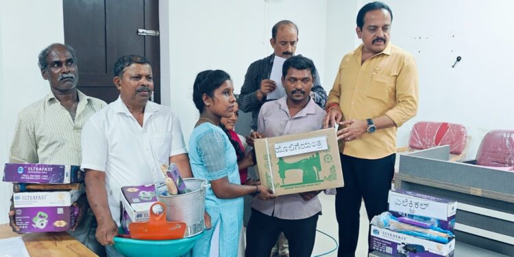 ಗ್ರಾಮೀಣ ಕೈಗಾರಿಕಾ ಇಲಾಖೆಯಿಂದ ಫಲಾನುಭವಿಗಳಿಗೆ ವಿವಿಧ ಸಲಕರಣೆಗಳ ವಿತರಣೆ : ಸರಕಾರಿ ಸೌಲಭ್ಯಗಳ ಬಗ್ಗೆ ಕಡ್ಡಾಯವಾಗಿ ಸಾರ್ವಜನಿಕರಿಗೆ ಮಾಹಿತಿ ನೀಡಬೇಕು – ಅಧಿಕಾರಿಗಳಿಗೆ ಶಾಸಕರ ಸೂಚನೆ