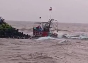 ಅಲೆ ಅಬ್ಬರಕ್ಕೆ ಸಮುದ್ರದಲ್ಲಿ ಸಿಲುಕಿಕೊಂಡ ಮಲ್ಪೆ ಬೋಟ್