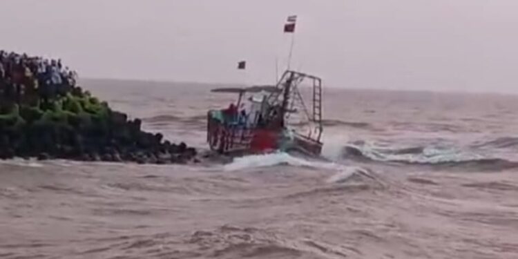 ಅಲೆ ಅಬ್ಬರಕ್ಕೆ ಸಮುದ್ರದಲ್ಲಿ ಸಿಲುಕಿಕೊಂಡ ಮಲ್ಪೆ ಬೋಟ್
