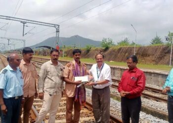 ರೈಲ್ವೆ ಟ್ರ್ಯಾಕ್ ನಲ್ಲಿ ಬಿರುಕು : ಅರ್ಧ ಕಿಲೋ ಮೀಟರ್ ಓಡಿ ರಾಜಧಾನಿ ರೈಲು ನಿಲ್ಲಿಸಿದ ಟ್ರ್ಯಾಕ್​​ಮ್ಯಾನ್