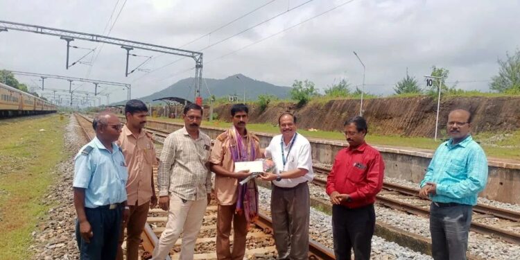 ರೈಲ್ವೆ ಟ್ರ್ಯಾಕ್ ನಲ್ಲಿ ಬಿರುಕು : ಅರ್ಧ ಕಿಲೋ ಮೀಟರ್ ಓಡಿ ರಾಜಧಾನಿ ರೈಲು ನಿಲ್ಲಿಸಿದ ಟ್ರ್ಯಾಕ್​​ಮ್ಯಾನ್