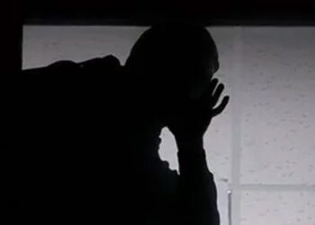 ಹೆಣ್ಮಕ್ಕಳೇ ಸಾರ್ವಜನಿಕವಾಗಿ ಮಾತನಾಡುವ ವೇಳೆ ಎಚ್ಚರ : ಮನೆಯಲ್ಲಿ ಯಾರೂ ಇಲ್ಲವೆಂದು ಹೇಳಿದ್ದನ್ನು ಕೇಳಿ ಮನೆಗೆ ನುಗ್ಗಿದ ಅಪರಿಚಿತ!