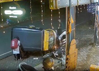 ತಾಯಿಯ ಮೇಲೆ ಮಗುಚಿ ಬಿದ್ದ ಆಟೋ : ಅಮ್ಮನ ಉಳಿಸಲು ಗಾಡಿಯನ್ನೇ ಎತ್ತಿದ ಬಾಲಕಿ!