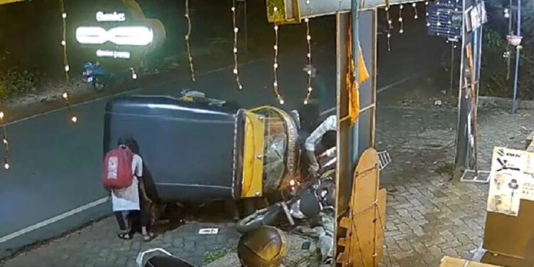 ತಾಯಿಯ ಮೇಲೆ ಮಗುಚಿ ಬಿದ್ದ ಆಟೋ : ಅಮ್ಮನ ಉಳಿಸಲು ಗಾಡಿಯನ್ನೇ ಎತ್ತಿದ ಬಾಲಕಿ!