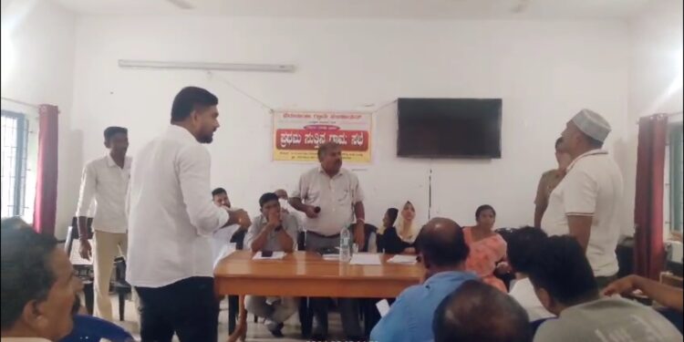 ಪೆರುವಾಯಿ ಗ್ರಾಮ ಪಂಚಾಯತ್‌ ಅಧ್ಯಕ್ಷೆ  ವಿರುದ್ಧ ಗ್ರಾಮಸಭೆಯಲ್ಲಿ ಗ್ರಾಮಸ್ಥರಿಂದ ಅವ್ಯವಹಾರ ಆರೋಪ