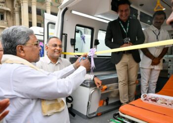 ಅಪಘಾತಕ್ಕೆ ಒಳಗಾಗುವವರ ರಕ್ಷಣೆಗೆ “ಆಪತ್ಕಾಲಯಾನ” : 65 ನೂತನ ಆಂಬ್ಯುಲೆನ್ಸ್‌ ಗೆ ಚಾಲನೆ ನೀಡಿದ ಸಿಎಂ ಸಿದ್ದರಾಮಯ್ಯ