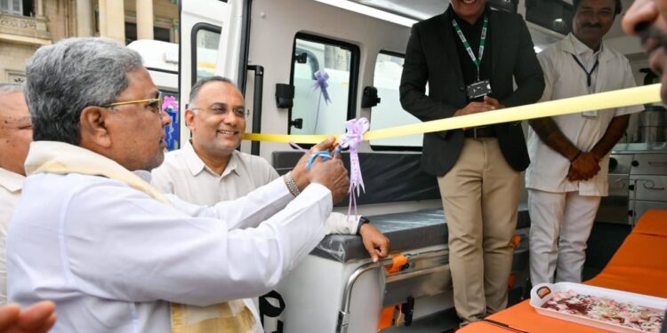 ಅಪಘಾತಕ್ಕೆ ಒಳಗಾಗುವವರ ರಕ್ಷಣೆಗೆ “ಆಪತ್ಕಾಲಯಾನ” : 65 ನೂತನ ಆಂಬ್ಯುಲೆನ್ಸ್ ಗೆ ಚಾಲನೆ ನೀಡಿದ ಸಿಎಂ ಸಿದ್ದರಾಮಯ್ಯ