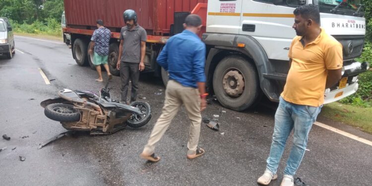 ಕಂಟೈನರ್ ಲಾರಿ-ಸ್ಕೂಟಿ ನಡುವೆ ಅಪಘಾತ : ದ್ವಿಚಕ್ರ ವಾಹನ ಸವಾರನಿಗೆ ಗಾಯ!