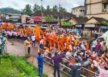 ಸುಳ್ಯ : ಹಿಂದೂ ಸಂಘಟನೆಯ ಇಬ್ಬರು ಯುವಕರ ಬಂಧನ : ಪೊಲೀಸ್ ಠಾಣೆಯ ರಸ್ತೆಯೆದುರು ಕುಳಿತು ಪ್ರತಿಭಟನೆ!