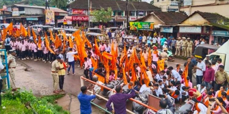 ಸುಳ್ಯ : ಹಿಂದೂ ಸಂಘಟನೆಯ ಇಬ್ಬರು ಯುವಕರ ಬಂಧನ : ಪೊಲೀಸ್ ಠಾಣೆಯ ರಸ್ತೆಯೆದುರು ಕುಳಿತು ಪ್ರತಿಭಟನೆ!