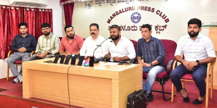 ಮಂಗಳೂರು : ಆಪಲ್ ಐ ಫೋನ್ ಸರ್ವಿಸ್ ಸೆಂಟರ್ ವಿರುದ್ಧ ಮೊಬೈಲ್ ರಿಟೇಲರ್ಸ್ ಪ್ರತಿಭಟನೆ – ಪತ್ರಿಕಾಗೋಷ್ಠಿಯಲ್ಲಿ ಮಾಹಿತಿ