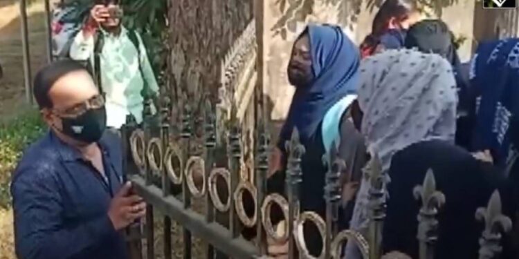 ಉತ್ತಮ ಶಿಕ್ಷಕರ ಪ್ರಶಸ್ತಿಗೂ ತಟ್ಟಿದ ಹಿಜಾಬ್ ವಿವಾದ : ಕುಂದಾಪುರ ಪ್ರಾಂಶುಪಾಲರ ಪ್ರಶಸ್ತಿಗೆ ಆಕ್ಷೇಪ, ತಡೆಹಿಡಿದ ಸರ್ಕಾರ