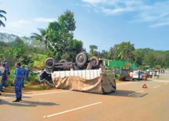 ಆರ್‌.ಎ.ಎಫ್ ಪೊಲೀಸರಿದ್ದ ಲಾರಿ ಪಲ್ಟಿ ; ಇಬ್ಬರಿಗೆ ಗಾಯ