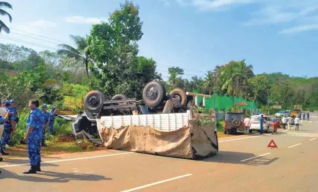 ಆರ್.ಎ.ಎಫ್ ಪೊಲೀಸರಿದ್ದ ಲಾರಿ ಪಲ್ಟಿ ; ಇಬ್ಬರಿಗೆ ಗಾಯ