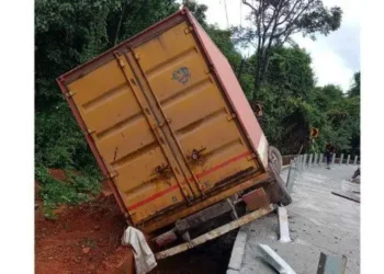 ಉಪ್ಪಿನಂಗಡಿ : ನಿಯಂತ್ರಣ ತಪ್ಪಿ ಚರಂಡಿಗೆ ಬಿದ್ದ ಕಂಟೈನರ್!