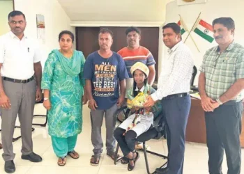 ರಿಕ್ಷಾ ಡಿಕ್ಕಿ ಪ್ರಕರಣ : ತಾಯಿಯನ್ನು ರಕ್ಷಿಸಿದ ಬಾಲಕಿಗೆ ಡಿಸಿ ಸನ್ಮಾನ