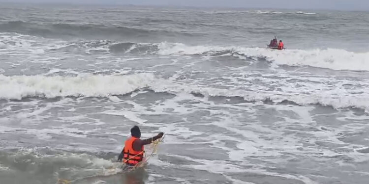 ಸಮುದ್ರದಲ್ಲಿ ಮುಳುಗುತ್ತಿದ್ದ ಮೀನುಗಾರ ; ಕಾರ್ಯಾಚರಣೆ ನಡೆಸಿ ರಕ್ಷಣೆ!