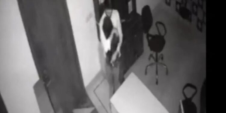 ವಿದ್ಯಾರ್ಥಿನಿಯೊಂದಿಗೆ ಬಯಾಲಜಿ ಶಿಕ್ಷಕನ ರೊಮ್ಯಾನ್ಸ್!