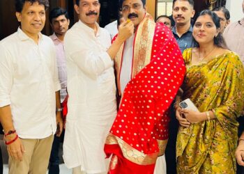 ವಿಧಾನ ಪರಿಷತ್ ಉಪಚುನಾವಣೆಯ ಅಭ್ಯರ್ಥಿ ಕಿಶೋರ್ ಕುಮಾರ್ ರನ್ನು ಅಭಿನಂದಿಸಿದ ಮಾಜಿ ಸಂಸದ ನಳಿನ್ ಕುಮಾರ್ ಕಟೀಲ್