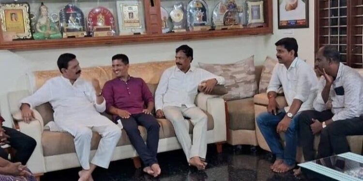 ಉಪನ್ಯಾಸಕ ಅರುಣ್ ಉಳ್ಳಾಲ್ ನಿವಾಸಕ್ಕೆ ಮಾಜಿ ಸಂಸದ ನಳಿನ್ ಕುಮಾರ್ ಸಹಿತ ಬಿಜೆಪಿ ನಿಯೋಗ ಭೇಟಿ!