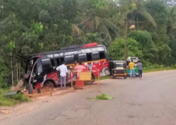 ಪುತ್ತೂರು : ರಸ್ತೆಯಂಚಿನ ಹೊಂಡಕ್ಕೆ ವಾಲಿದ ಮಿನಿ ಬಸ್!
